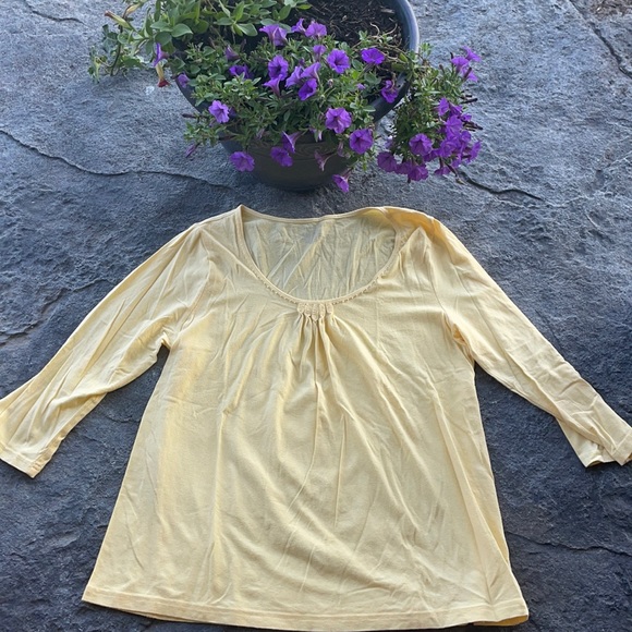 Cute yellow top
